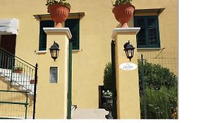 VILLA MARTA a due passi dalla clinica ortopedica Rizzoli e da Villa Santa Teresa